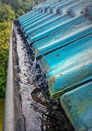 Frisch gereinigte Dachrinne in Hamburg — das Wasser läuft wieder frei ab